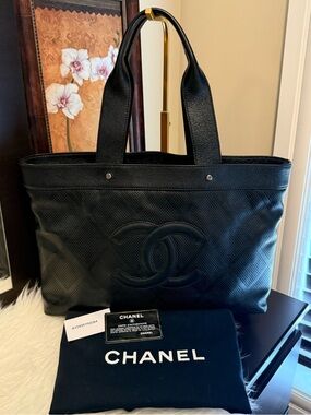 🌸Chanel Applique perforated diamond-quilted  leather tote🌸